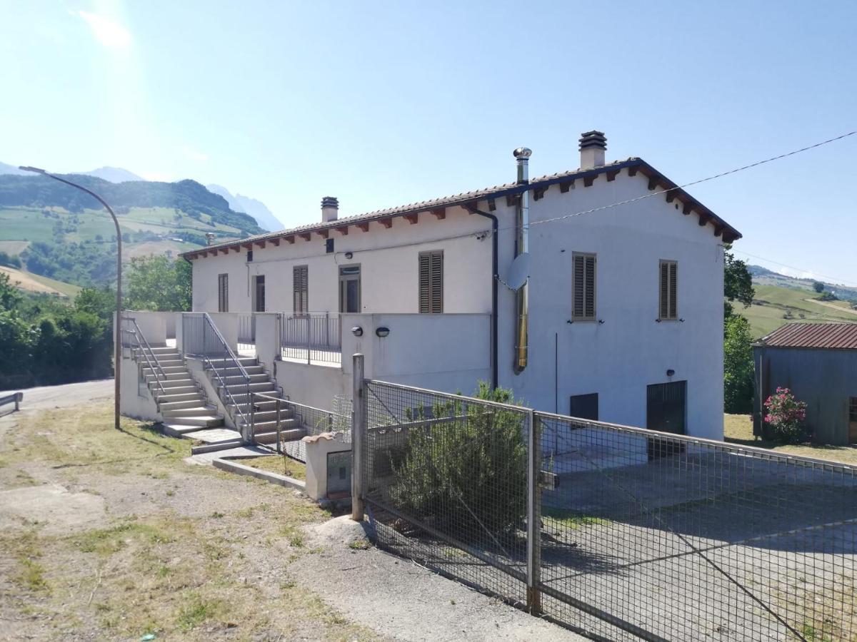 Casa A Montebello Di Bertona Con Vista Gran Sasso Βίλα Εξωτερικό φωτογραφία