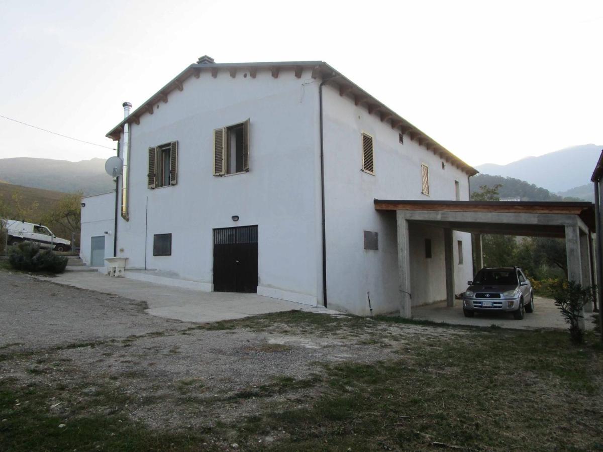 Casa A Montebello Di Bertona Con Vista Gran Sasso Βίλα Εξωτερικό φωτογραφία
